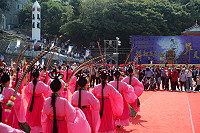 　台馬同披媽祖德澤　兩岸齊謝聖母神恩。（圖與文：劉秋月、曹重偉）