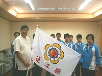　九十六年全國運動會，馬祖代表隊昨天授旗，縣長祝福選手們旗開得勝。（圖／文：邱竟瑋）