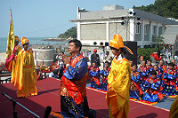 　「媽祖昇天祭」重頭戲祭祀大典隆重登場，由縣長陳雪生擔任主祭，盛大的場面是地區首見。（圖／文：曹重偉）