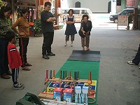 　槌球賓果趣味競賽讓長輩們活動了筋骨。（圖／文：林冰芳）