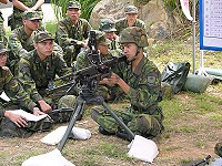 　 各部隊參與人員仔細聆聽教官示範，熟稔武器操作及相關知識，為國軍堅實戰力付出心血。（圖與文：蘇政祥）