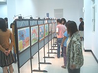 　留下暑假美好記憶，東莒國小邀請社區居民欣賞孩子們的暑假生活美展。（圖／文：林冰芳）