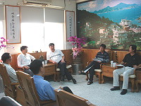 　馬祖高中校長陳善茂前往縣府拜會縣長陳雪生及局處首長，協請縣府支援校慶活動，陳雪生表示地區盛事，縣府全力配合。（圖╱文：劉秋月）