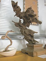　駐村藝術家吳金城創作及多元就業藝術品成果展，在北竿民眾服務站二樓展出到十一月十二日止。（圖／文：陳鵬雄）