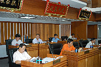 　縣議會第四屆第四次定期大會召開預備會議，出席議員們就此次定期大會議事日程表進行確認。（圖／文：曹重偉）
