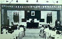 老照片透露出歲月的痕跡,民國五十七年,省立馬中代辦國中第一屆開學典禮之留影。(圖:國立馬祖高中提供)