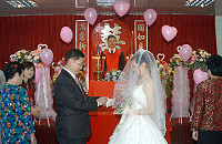 　旅台鄉親曹常平與劉玉珊專程返鄉辦理公證結婚，院長邱志平親自出馬為他們公證。（圖／文：曹重偉）