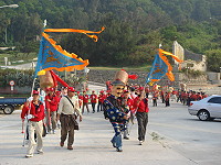 　彰化南瑤宮（老二媽會）請出媽祖金身來馬會香，馬祖境天后宮盡地主之誼，擺出陣頭盛大歡迎遠道而來的媽祖信眾。（圖╱文：劉秋月）