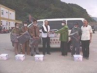 大陸漁船東莒附近海域觸礁沉船,五名船員獲救安置漁會,紅十字會總幹事曹金財特別前往致贈保暖衣物,發揮人道關懷精神。(圖╱文:劉秋月)