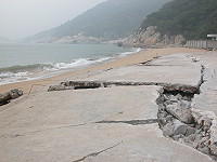 　午沙澳口搶灘水泥碼頭被颱風沖毀，斷裂區域正不斷擴大。（圖／文：陳鵬雄）