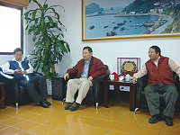 　經建會組長王志輝東引實地瞭解直昇機飛航評估事宜。（圖：東引鄉公所提供）