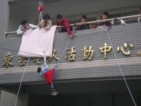 　東莒消防分隊帶領小朋友們學習緩降機使用方法。（圖：東莒消防分隊提供）
