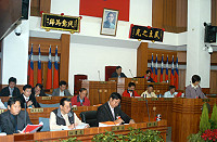 　縣議會審議九十七年度地方總預算暨附屬單位預算案，由主計室主任劉羽茵就地方總預算編製情形進行報告。（圖／文：曹重偉）