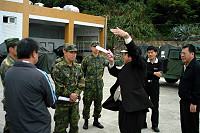 　議員林貽祥在交通局長劉德全陪同下，會同軍方相關人員前往福澳郵政及電信大樓興建預定地現地會勘，了解問題所在。（圖／文：曹重偉）