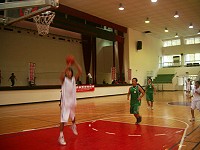 　九十六年度主委盃籃球賽，牛角隊快攻，神鍋回防已太遲。（圖／文：邱竟瑋）