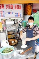 台北縣板橋市林記「五元水煎包」,也是馬祖鄉親的林老闆十年來堅持只賣五元,蔥油蛋餅和韭菜盒子也都低價供應,讓學生人人吃得起,顯現馬祖人的溫暖人情味。(圖:轉載自由時報)