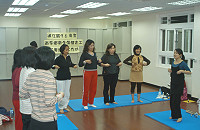 　衛生保健志工芳療紓壓研習移師南竿，講師曾捷媺帶領學員透過特殊體操以了解身心狀態。（圖／文：曹重偉）
