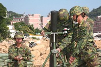 馬防部聯信操演火砲保養射擊,官兵積極完成射擊整備及最後檢查工作,從官兵熟練的動作,顯示在從嚴從難的訓練要求下,建立對自己、對武器的信心,進而達到人、裝、訓合一的境地,充分具備「防衛固守、有效嚇阻」的堅強實力。(圖/文:馬防部訊)