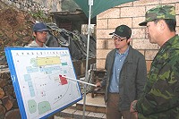 馬防部指揮官張中將日前走訪北竿地區排雷小組,特別強調「安全」的重要性,唯有恪遵安全規定,按部就班進行操作,方能大幅降低危安因素肇生的可能性,順遂達成任務。(圖與文:馬防部訊)