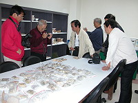多位考古學者蒞馬,參加文化局今天舉辦之「馬祖群島考古遺址出土陶瓷器學術研討會」,昨天會前座談會眾人對馬祖出土文物大感興趣、討論不休。(圖╱文:劉秋月)