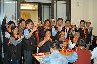 　林惠官完成登記成為正式立委候選人，幹部跟支持者們在現場高舉大拇指為他加油造勢。（圖／文：曹重偉）