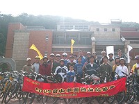 　二○○七年登山車雲台山爬坡賽，選手們蓄勢待發，馬祖海巡隊則於民俗文物館提供飲水，進行緝私宣導。（圖／文：邱竟瑋）