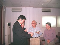 　台灣商務印書館贈送本縣國中小青少年讀物，以及副董事長的個人著作，縣長陳雪生、教育局長邱金寶代表接受。（圖／文：邱竟瑋）