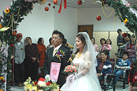 　在地鄉親王永保與女友鄭佩杰辦理公證結婚，接受全場親友的祝福。（圖／文：曹重偉）