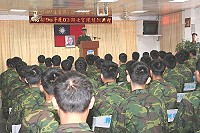馬防部指揮官張中將日前主持士官班結訓典禮時期勉全體結訓學生秉持「榮譽」精神,凡事以身作則,為士兵表率,更要肩負起「承上啟下」的責任,做好官兵橋樑,促進單位團結合諧,增進部隊戰力。(圖/文:馬防部訊)