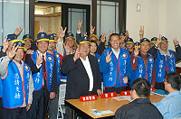 　現任立委曹爾忠在議長陳振清、議員陳書建及多位支持者陪同下完成參選登記；檯面上三位有意參選人士全部報到。（圖／文：曹重偉）