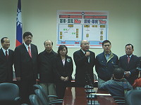 　泛藍執政十八縣市首長大會師，昨天下午在中國國民黨召開記者會表示將以「兩階段領投票」的方式處理明年的立委選舉和公投；陳雪生則表示，地方選務秉持公正、秩序、迅速及確實的原則，支持兩階段投領票以減少選務發生爭議的機率。（圖／文：劉秋月）