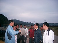 　縣府多位主管及地方民代前往福澳，討論流動攤販區的初步規劃。（圖／文：邱竟瑋）