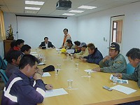 　東引鄉公所召開營造工程管理會議，籲請廠商維護環境清潔。（圖：東引鄉公所提供）