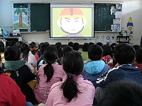 　中正國小昨日利用晨光時間，進行「預防急救及關懷」認識宣導，讓學生懂得自我保護預防燒燙傷。（圖╱文：劉秋月）
