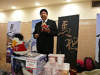 「2007馬祖冬季文化節美食展」在台北Sogo百貨盛大開鑼!縣長陳雪生邀請在場的國內外民眾一同到馬祖「卡蹓」!(圖:縣府觀光局提供)