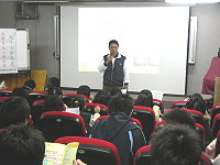 馬中舉辦「九十七學年度大學多元入學方案家長說明會」,會場座無虛席;校長陳善茂表示,保送並非唯一途徑,勉勵學生用功為接下來的學測奪得好成績。(圖╱文:劉秋月)