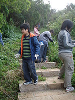 　東引鄉東湧社區發展協會和學校聯手清理南山頭森林步道，讓樹木有更好的生存空間。（圖／文：陳其敏）