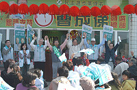 　民進黨籍立委候選人曹成&#20452;競選總部正式成立，該黨前主席游錫&#22531;親率經建會副主委張景森等多位官員抵馬為他站台輔選。（圖／文：曹重偉）