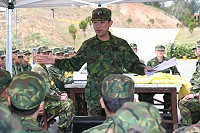 指揮官強調,身為領導幹部,應以身作則,對於編製裝備的操作方式和保養程序都應瞭如指掌,小至個人裝備,大至團體裝備,維護裝備妥善,以確保有效發揮各項裝備應有的功能和戰力。(圖/文:馬防部訊)