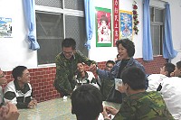 馬防部心輔官日前假防空一連舉行「第四季心衛巡迴宣教」活動,志工媽媽陳碧香親切詢問弟兄生活近況,並提醒官兵在遭遇不愉快時,可尋求志工媽媽或心輔老師協助,以營造「決定快樂,從心出發」的優質生活環境。(圖/文:馬防部訊)