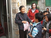 　以感恩的心回饋社會，東莒國小學童製作甜品給家長品嚐並分送麵線、紅蛋給社區老人家。（圖／文：林冰芳）
