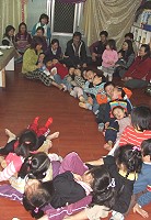 　米娜娃家托兒所舉辦感恩晚會，親師共同營造溫馨的聚會，讓馬祖的孩子洋溢在幸福當中。（圖╱文：劉秋月）