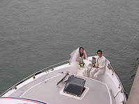 　　觀光局「到馬祖拍婚紗」點子廣獲迴響，福澳碼頭出現「自費拍攝婚紗」的準新人，新郎曾在東引服役，到馬祖取景留下一輩子最珍貴的回憶。（圖╱文：劉秋月）