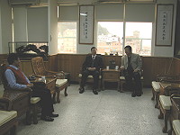 福建連江地方法院院長邱志平高升司法院人事處處長,前往縣府辭行,陳雪生代表鄉親表達感謝與祝福之意。(圖╱文:劉秋月)