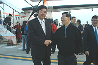 　副總統參選人蕭萬長抵馬拜票，縣長陳雪生及多位地方人士均前往接機。（圖／文：曹重偉）