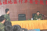 指揮官張中將日前主持「行車安全教育」時,強調各級主官應落實勤前教育宣導與行車紀律、督促駕駛人員確遵交通規則與定期保養修護車輛,以澈底杜絕意外,確保防區人車安全。(圖/文:馬防部訊)