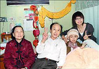 　仁愛國小家長會長曹昇華二女曹辰瑩（右二）甦醒，讓家長與關心她的人們放心不少。（圖：摘自自由時報電子報）