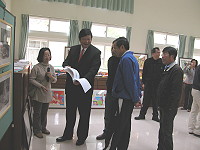 　介壽藝術季校園美展，指導老師李若梅導覽學生作品，欣賞學生想像與色彩豐富的作品。（圖╱文：劉秋月）