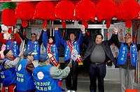 立委候選人曹爾忠東引鄉競選總部成立,與現場鄉親一起高呼「凍蒜、加油」。(圖/文:陳其敏)