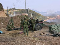105榴砲直瞄射擊 　（圖與文：莊郁傑）